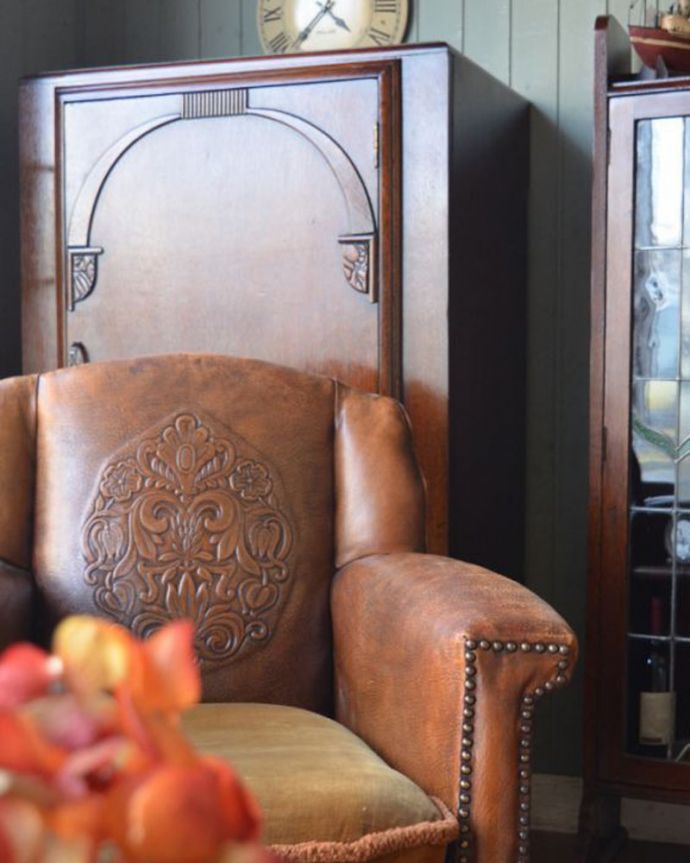 高級感ある革張りのアンティークソファ（1人掛け）(k-1002-c