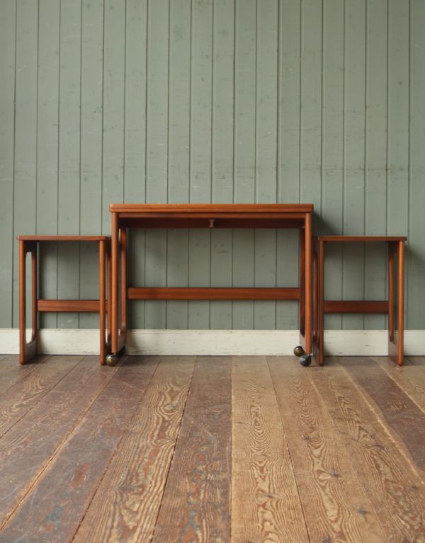 アンティーク家具 3台セットでお届けするビンテージ北欧家具、マッキントッシュのネストテーブル。大・小サイズのテーブルがセットでお届けします。(k-1003-f)