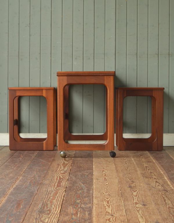 アンティーク家具 3台セットでお届けするビンテージ北欧家具、マッキントッシュのネストテーブル。モダンでカッコイイデザインです!大テーブルはキャスター付きです。(k-1003-f)