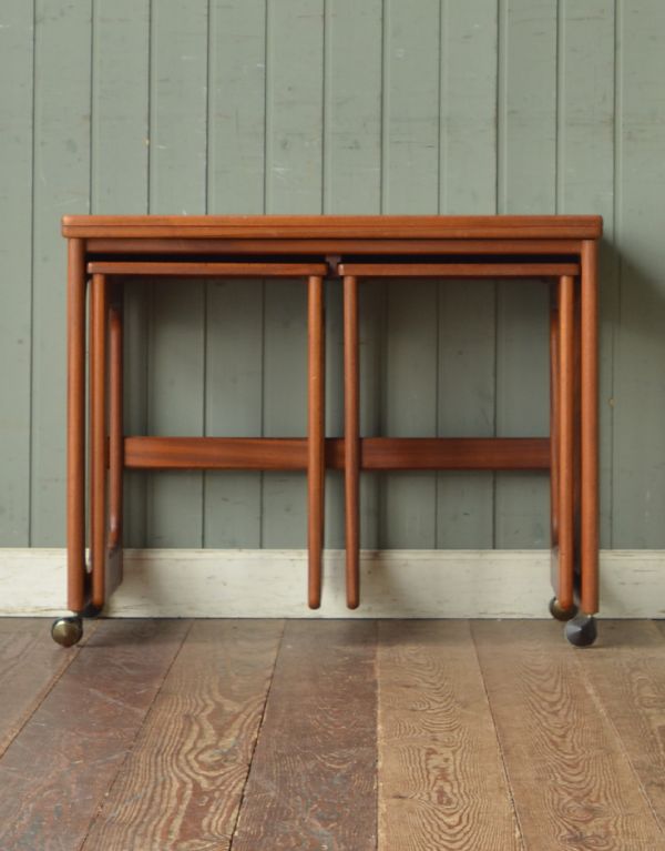 アンティーク家具 3台セットでお届けするビンテージ北欧家具、マッキントッシュのネストテーブル。繊細な形が美しい脚。(k-1003-f)