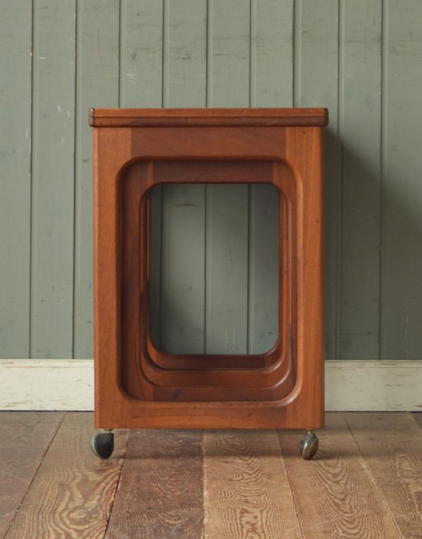 アンティーク家具 3台セットでお届けするビンテージ北欧家具、マッキントッシュのネストテーブル。小さなテーブルはこんな風に収まります。(k-1003-f)