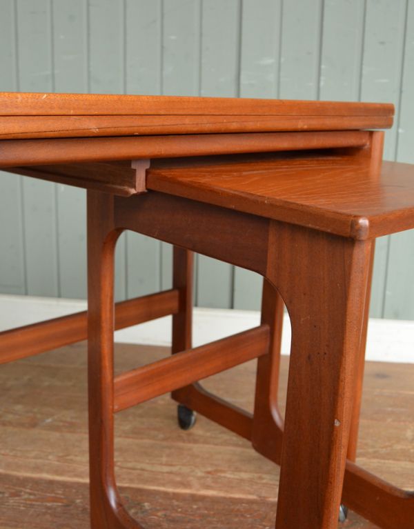 アンティーク家具 3台セットでお届けするビンテージ北欧家具、マッキントッシュのネストテーブル。キチンと収まるように桟が入っています。(k-1003-f)