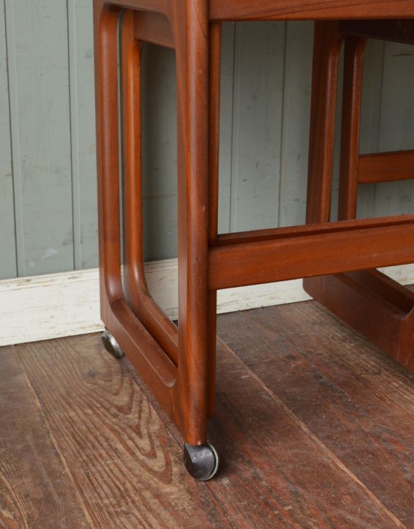 アンティーク家具 3台セットでお届けするビンテージ北欧家具、マッキントッシュのネストテーブル。スッキリとしたかっこいいデザイン。(k-1003-f)