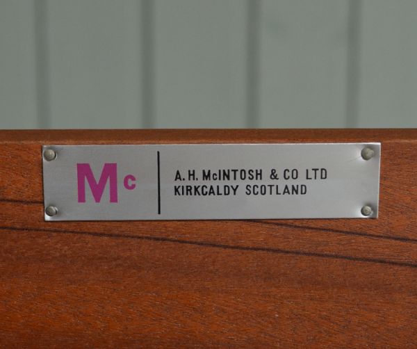 アンティーク家具 3台セットでお届けするビンテージ北欧家具、マッキントッシュのネストテーブル。「マッキントッシュ」のロゴ入りタグが付いています。(k-1003-f)