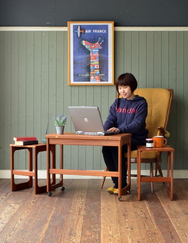 アンティーク家具 3台セットでお届けするビンテージ北欧家具、マッキントッシュのネストテーブル。大きいテーブルはソファの前に、小さなテーブルはベッドの横に、とお家の色々なところで役に立ってくれます。(k-1003-f)