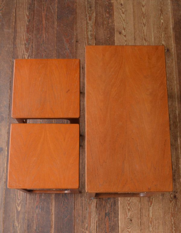 アンティーク家具 3台セットでお届けするビンテージ北欧家具、マッキントッシュのネストテーブル。モダンでかっこいいテーブルが3つセットで届きます。(k-1003-f)