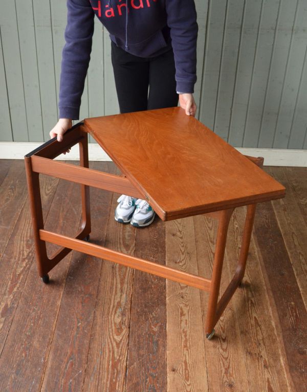 アンティーク家具 3台セットでお届けするビンテージ北欧家具、マッキントッシュのネストテーブル。大テーブルの天板は、回転させることが出来て開くことが出来ます。(k-1003-f)