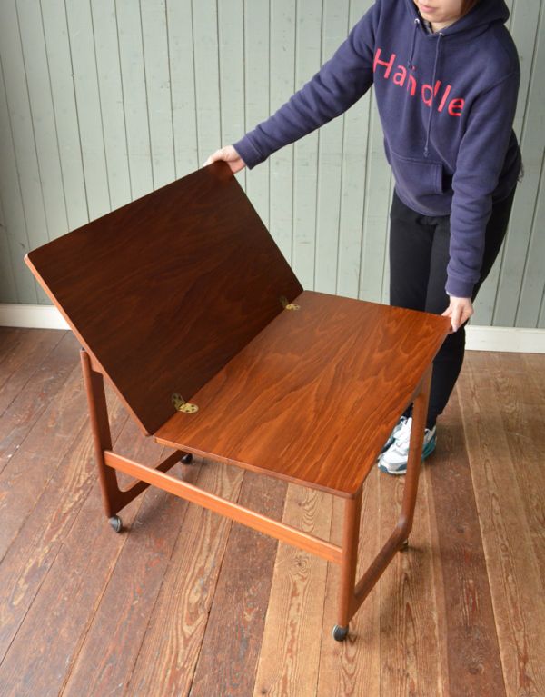 アンティーク家具 3台セットでお届けするビンテージ北欧家具、マッキントッシュのネストテーブル。ノートを開くようにして広げると、天板が大きくなります。(k-1003-f)