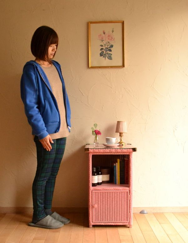 アンティーク家具　ロイドルームのアンティーク家具、ピンク色のベッドサイドキャビネット。場所もとらないので、お部屋の空いたスペースに置いてみて下さい。(k-1004-f)