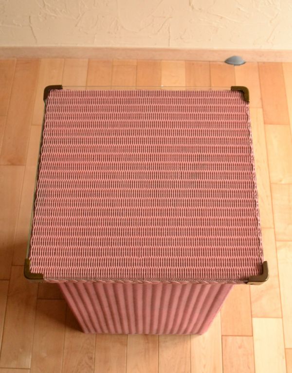 アンティーク家具　ロイドルームのアンティーク家具、ピンク色のベッドサイドキャビネット。天板のガラスもキレイな状態です。(k-1004-f)