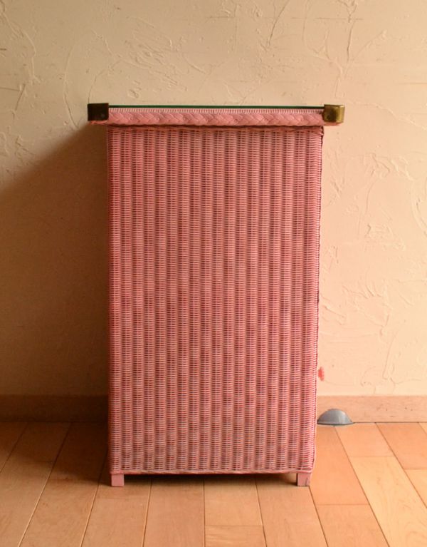 アンティーク家具　ロイドルームのアンティーク家具、ピンク色のベッドサイドキャビネット。サイドはこんな感じです。(k-1004-f)