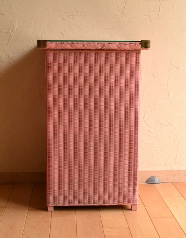 アンティーク家具　ロイドルームのアンティーク家具、ピンク色のベッドサイドキャビネット。後ろもきれいに仕上がっています。(k-1004-f)