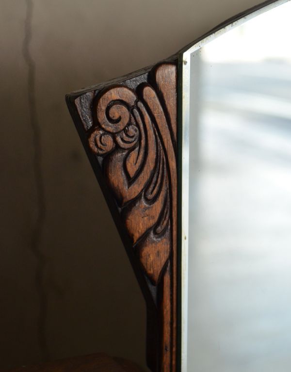 ビューロー　アンティーク家具　アンティークの収納家具、イギリスから来たサイドバイサイド。ミラーの縁にも彫が施されています。(k-1005-f)