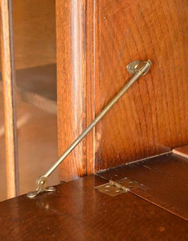 ビューロー　アンティーク家具　アンティークの収納家具、イギリスから来たサイドバイサイド。ビューローは金具でしっかり固定されるので、安心してお使いいただけます。(k-1005-f)