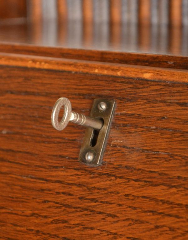 ビューロー　アンティーク家具　アンティークの収納家具、イギリスから来たサイドバイサイド。ビューローは鍵を引っ掛けて、開閉してください。(k-1005-f)