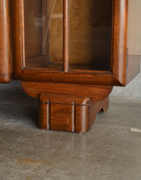 ビューロー　アンティーク家具　アンティークの収納家具、イギリスから来たサイドバイサイド。安定感のある脚がしっかり支えます。(k-1005-f)