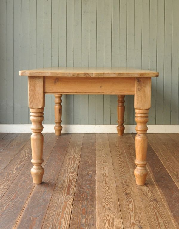 イギリスの可愛いアンティーク家具、4〜6人掛けのダイニングテーブル