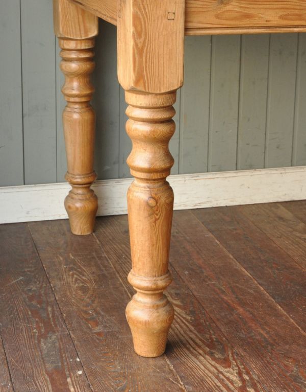 イギリスの可愛いアンティーク家具、4〜6人掛けのダイニングテーブル