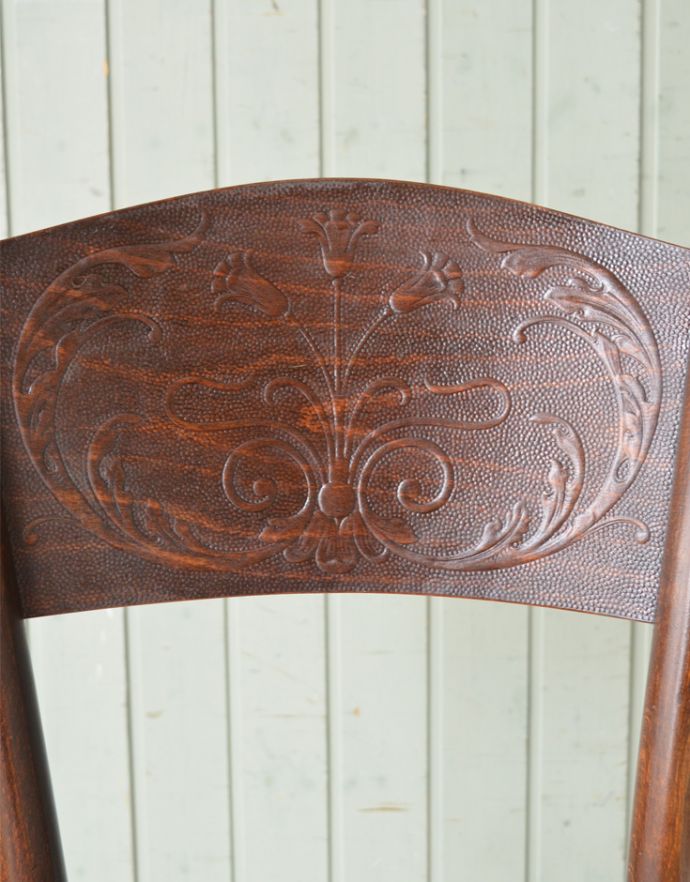 ベントウッドチェア　アンティーク チェア　英国のアンティークの椅子、美しい彫のベントウッドチェア 。美しいお花の模様が施されています。(k-1008-c)