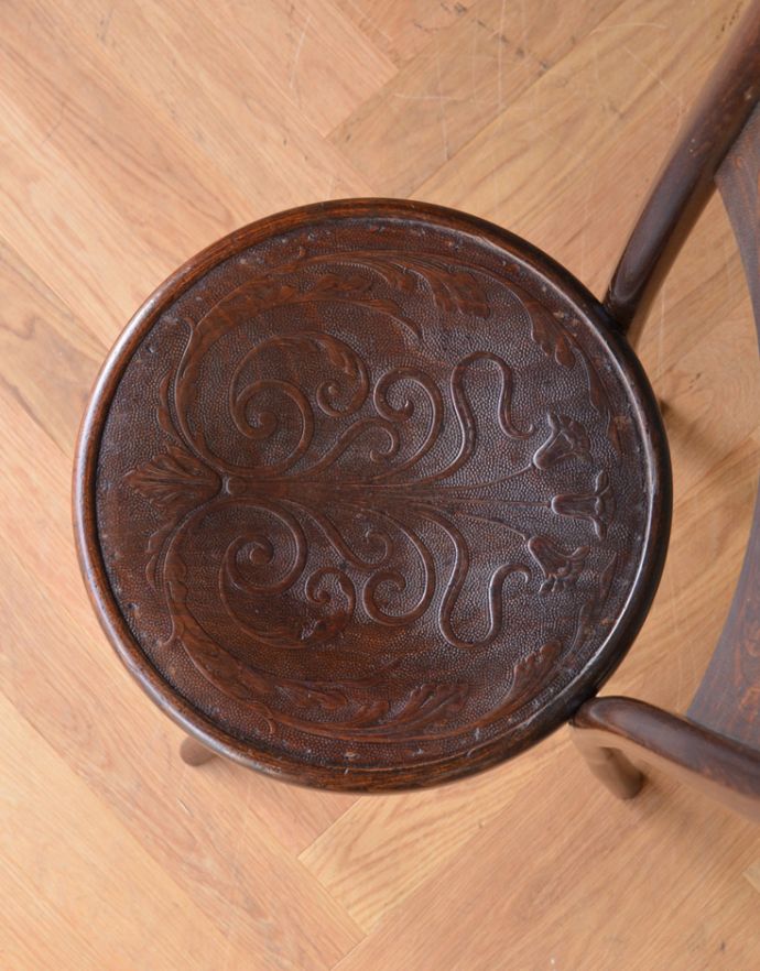 ベントウッドチェア　アンティーク チェア　英国のアンティークの椅子、美しい彫のベントウッドチェア 。ベントウッドチェアの特徴は、座面にもあります。(k-1008-c)