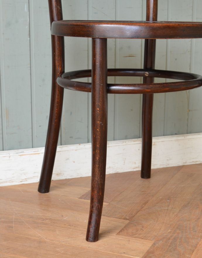 ベントウッドチェア　アンティーク チェア　英国のアンティークの椅子、美しい彫のベントウッドチェア 。脚先が緩くカーブしています。(k-1008-c)