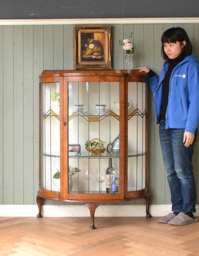 アンティークのキャビネット　アンティーク家具　アンティークの英国家具、ステンドグラスが入ったガラスキャビネット。曲線が美しいキャビネット。(k-1008-f-1)