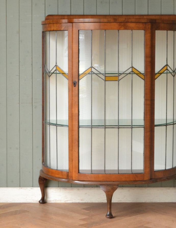 アンティークのキャビネット　アンティーク家具　アンティークの英国家具、ステンドグラスが入ったガラスキャビネット。ガラスもアンティークならでは。(k-1008-f-1)