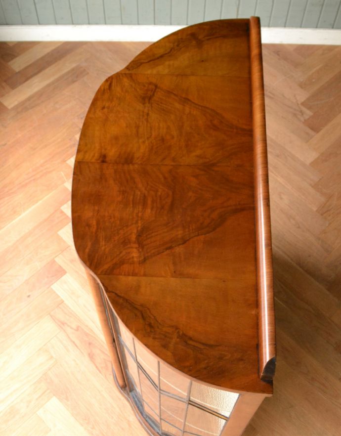 アンティークのキャビネット　アンティーク家具　アンティークの英国家具、ステンドグラスが入ったガラスキャビネット。天板もキレイにお直ししました。(k-1008-f-1)