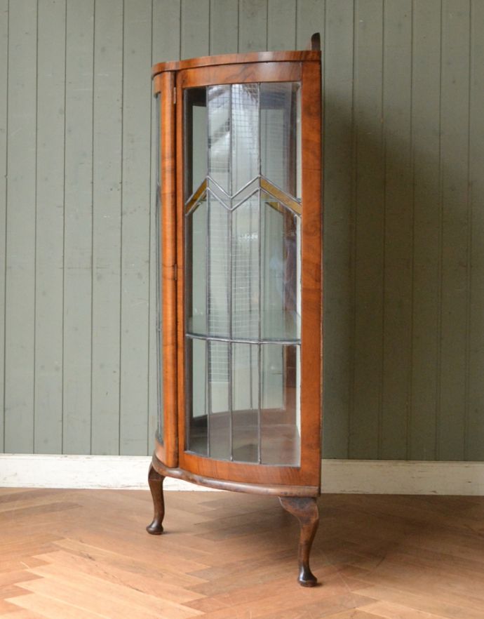 アンティークのキャビネット　アンティーク家具　アンティークの英国家具、ステンドグラスが入ったガラスキャビネット。横から見るとスッキリしています。(k-1008-f-1)