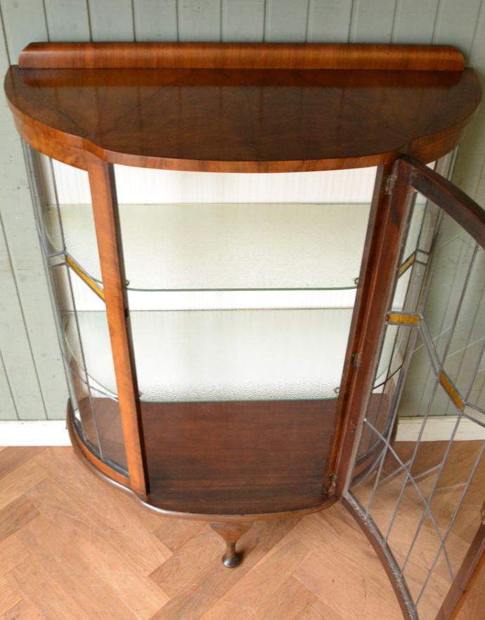 アンティークのキャビネット　アンティーク家具　アンティークの英国家具、ステンドグラスが入ったガラスキャビネット。１枚の扉なので、扉を開いたときも美しいです。(k-1008-f-1)