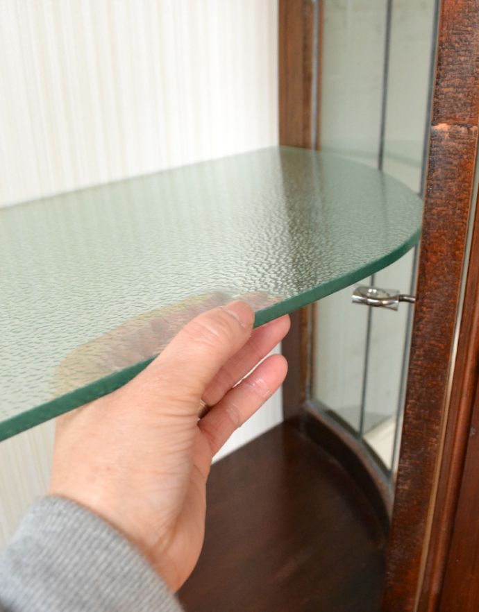 アンティークのキャビネット　アンティーク家具　アンティークの英国家具、ステンドグラスが入ったガラスキャビネット。ガラスの棚板は可動です。(k-1008-f-1)