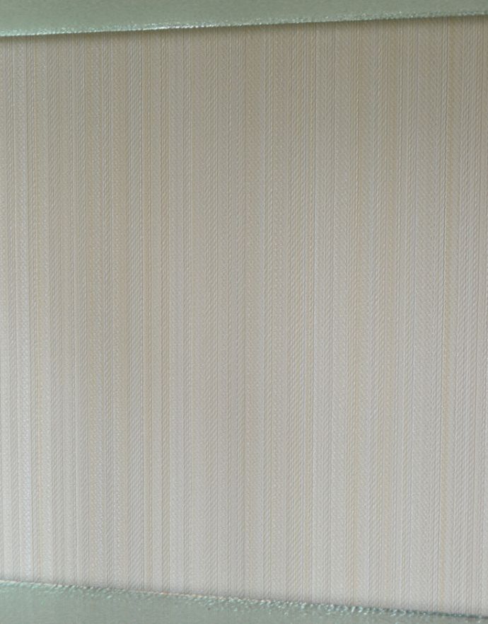 アンティークのキャビネット　アンティーク家具　アンティークの英国家具、ステンドグラスが入ったガラスキャビネット。内部の生地クロスも上品で高級感があります。(k-1008-f-1)