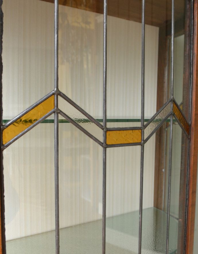 アンティークのキャビネット　アンティーク家具　アンティークの英国家具、ステンドグラスが入ったガラスキャビネット。ガラスも当時のものをそのまま使っています。(k-1008-f-1)