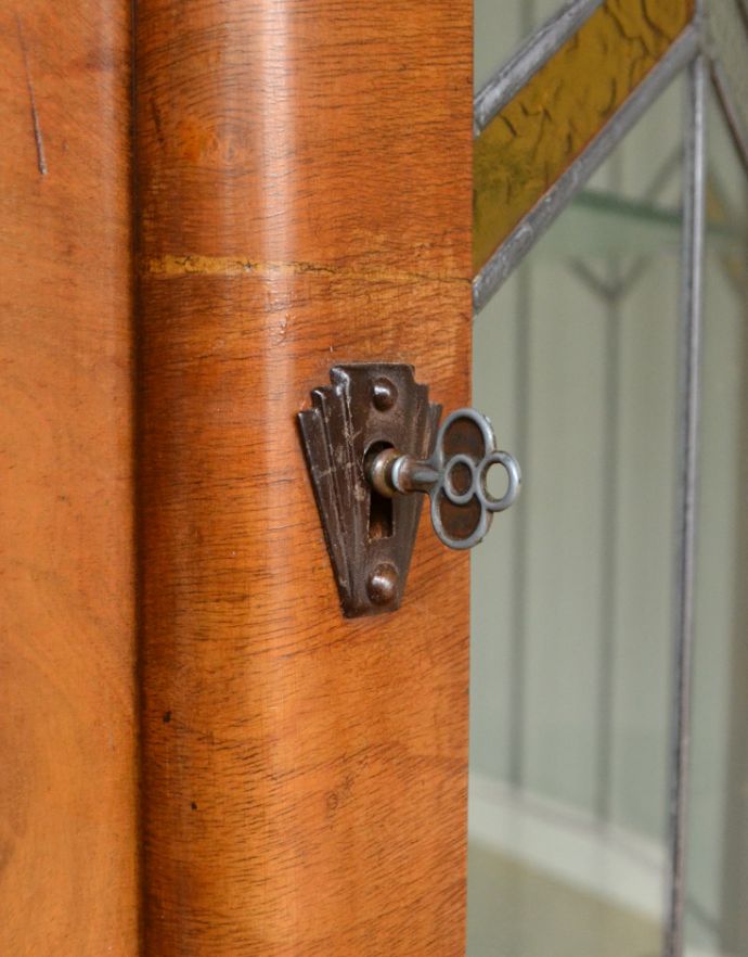 アンティークのキャビネット　アンティーク家具　アンティークの英国家具、ステンドグラスが入ったガラスキャビネット。鍵は使えます。(k-1008-f-1)