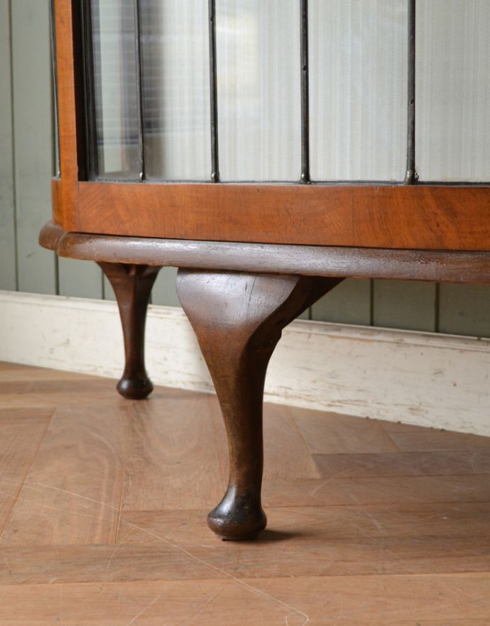 アンティークのキャビネット　アンティーク家具　アンティークの英国家具、ステンドグラスが入ったガラスキャビネット。安定感のある脚がしっかり支えます。(k-1008-f-1)