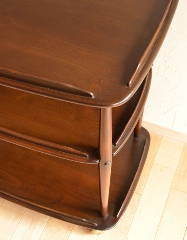 アーコールの家具　アンティーク家具　アーコールのヴィンテージ家具、キャスター付きワゴン（トローリー）。縁には物が転がり落ちないように盾が入っています。(k-1009-f)