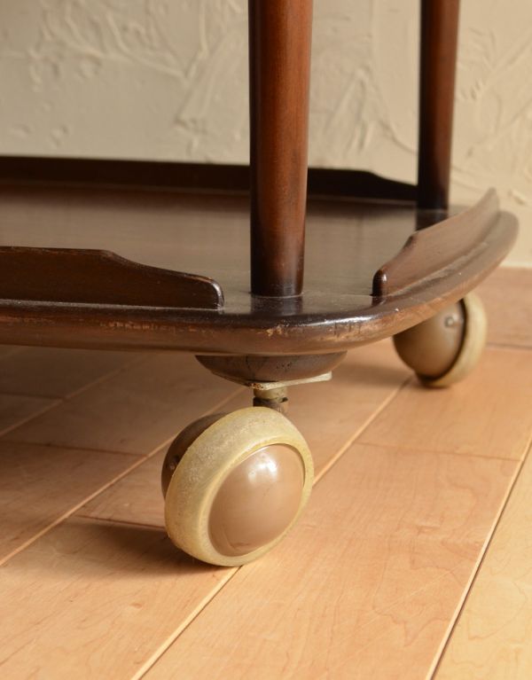 アーコールの家具　アンティーク家具　アーコールのヴィンテージ家具、キャスター付きワゴン（トローリー）。きちんと調整したので、新しいものと比べるとスムーズではありませんが、ちゃんと動きます。(k-1009-f)