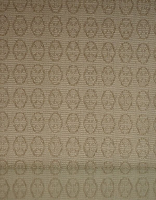 アンティーク家具　アンティークの英国家具、マホガニー材のガラスキャビネット（飾り棚）。シンプルな模様のクロスを貼りました。(k-1010-f)