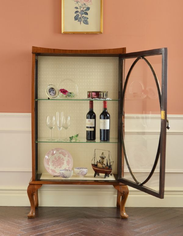 アンティーク家具　アンティークの英国家具、マホガニー材のガラスキャビネット（飾り棚）。食器や写真立て、本やDVDなどなど、たくさん飾ればディスプレイの幅が広がります！ガラスが大きいので、中に飾ったものがいい感じに見えてオシャレになります。(k-1010-f)