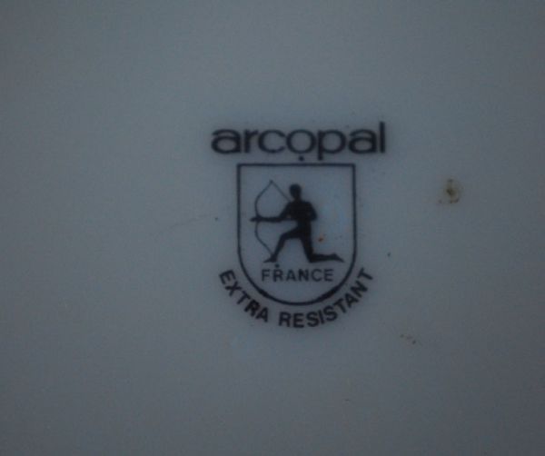 アンティーク雑貨　フランスアンティークarcopal(アルコパル)のプレート。裏にはバックスタンプ入りです。(k-1010-z)