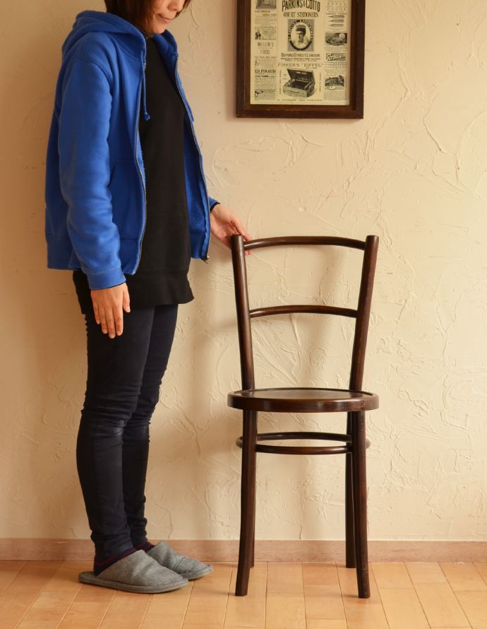 板座面　アンティーク チェア　イギリスから届いたアンティーク椅子、木製のベントウッドチェア。背もたれにも曲げ木の技術が活かされています。(k-1011-c)