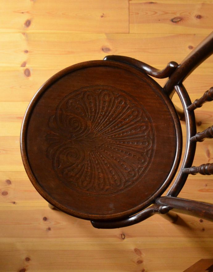 板座面 アンティーク チェア 曲げ木の技法で仕上げたアンティークのベントウッドチェア(バンブー)。座面にはさりげなく美しい模様が描かれています。(k-1012-c)