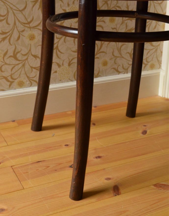 板座面 アンティーク チェア 曲げ木の技法で仕上げたアンティークのベントウッドチェア(バンブー)。脚先が緩くカーブしています。(k-1012-c)