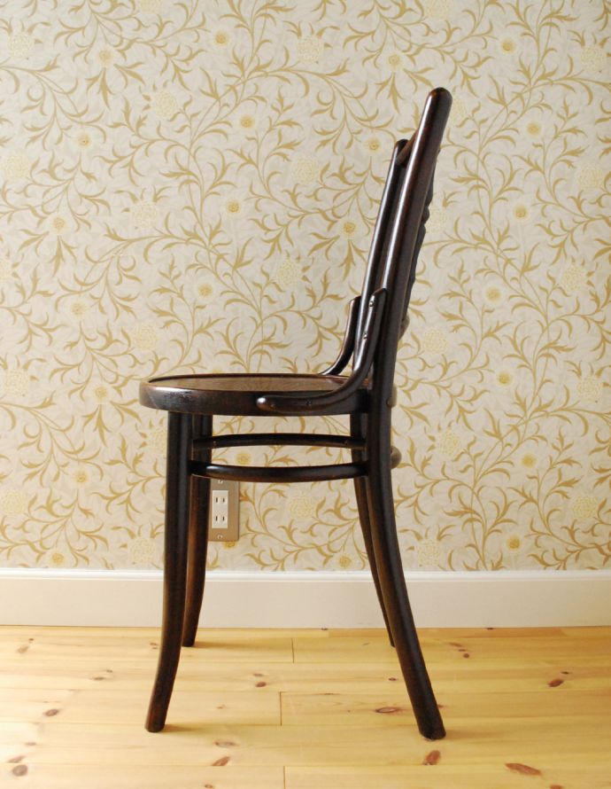 板座面 アンティーク チェア 曲げ木の技法で仕上げたアンティークのベントウッドチェア(バンブー)。横から見ても綺麗な装飾が楽しめます。(k-1012-c)