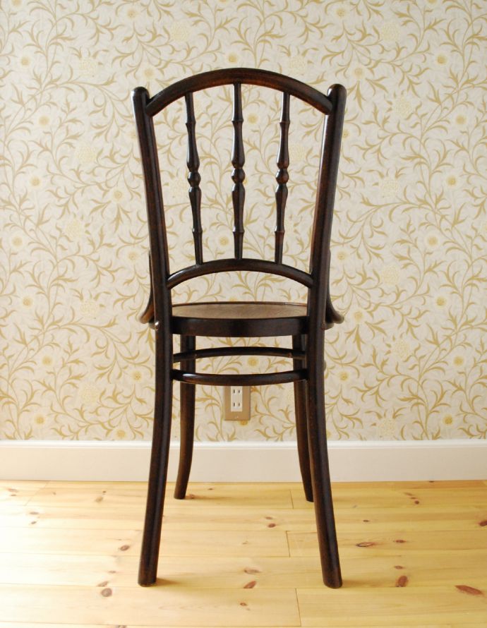 板座面 アンティーク チェア 曲げ木の技法で仕上げたアンティークのベントウッドチェア(バンブー)。後ろ姿もキレイなのでとっても絵になります。(k-1012-c)