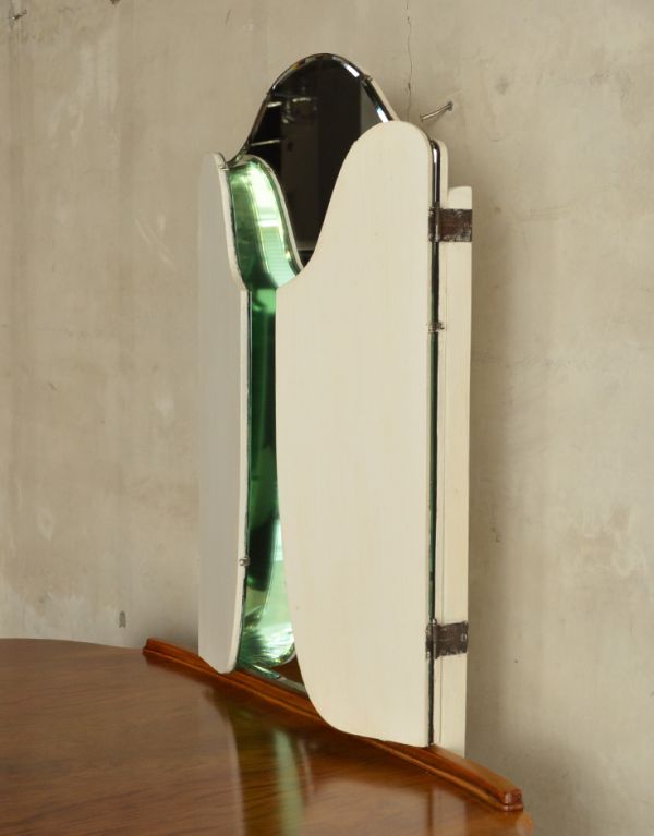 サイドバイサイド　アンティーク家具　美しいアンティークの英国家具、三面鏡のドレッシングテーブル。女子が喜ぶ三面鏡！大きく、美しいカッティングのミラーです。(k-1012-f)