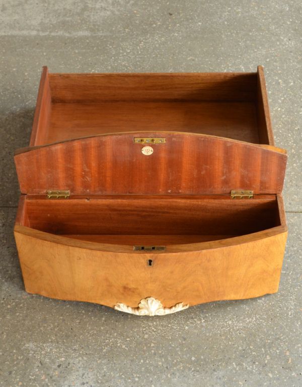 サイドバイサイド　アンティーク家具　美しいアンティークの英国家具、三面鏡のドレッシングテーブル。中央の引き出し内には、隠れた箱型収納が付いています。(k-1012-f)