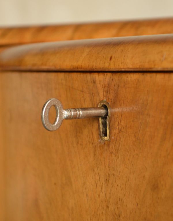 サイドバイサイド　アンティーク家具　美しいアンティークの英国家具、三面鏡のドレッシングテーブル。中央の引き出しには、鍵穴があります。(k-1012-f)