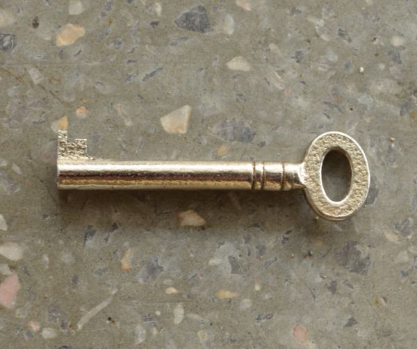 サイドバイサイド　アンティーク家具　美しいアンティークの英国家具、三面鏡のドレッシングテーブル。アンティークの鍵です。(k-1012-f)