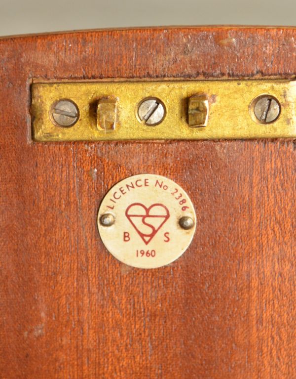 サイドバイサイド　アンティーク家具　美しいアンティークの英国家具、三面鏡のドレッシングテーブル。引き出しの中に家具メーカーのものと思われるタグが残っていました。(k-1012-f)